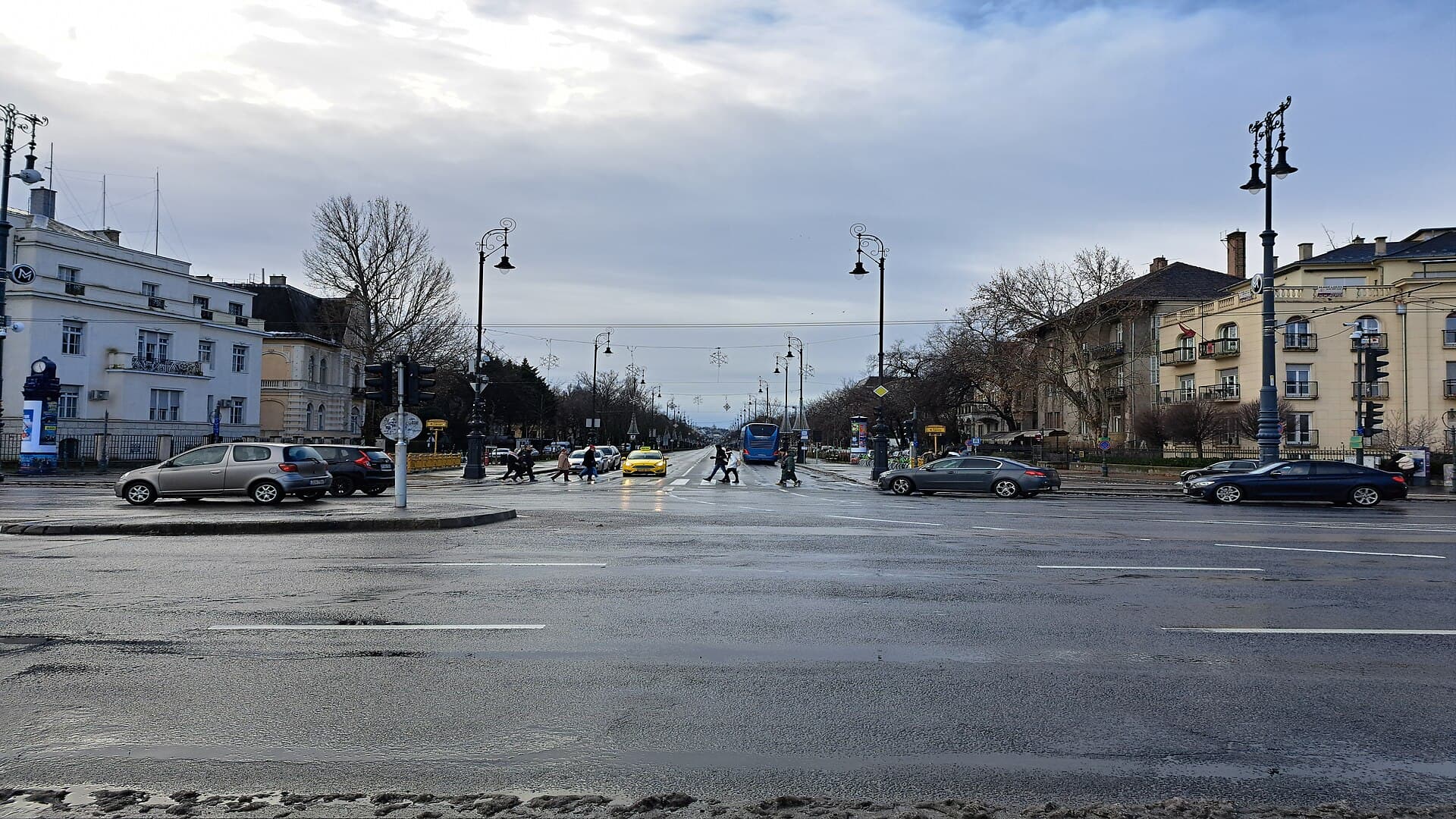 Andrássy út med fasader og lang bylinje gjennom Budapest.