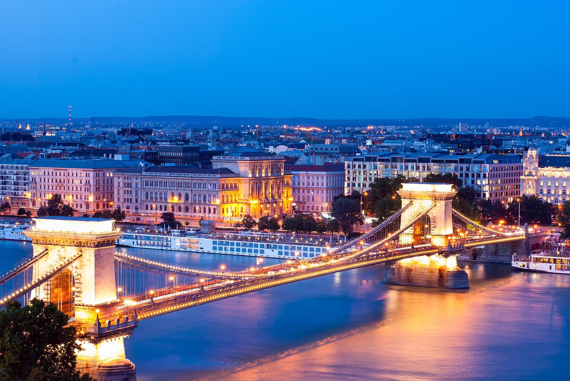 Kjedebroen som spenner over Donau mellom Buda og Pest.