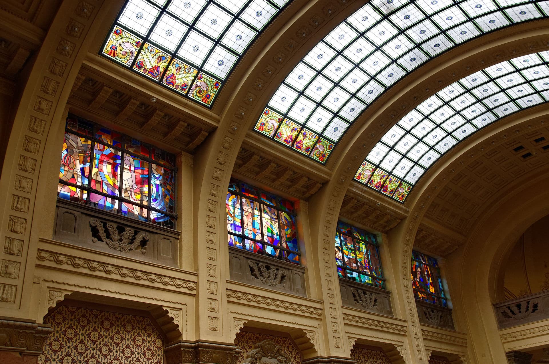 Gellértbadet med historisk bassenghall og art nouveau-detaljer.