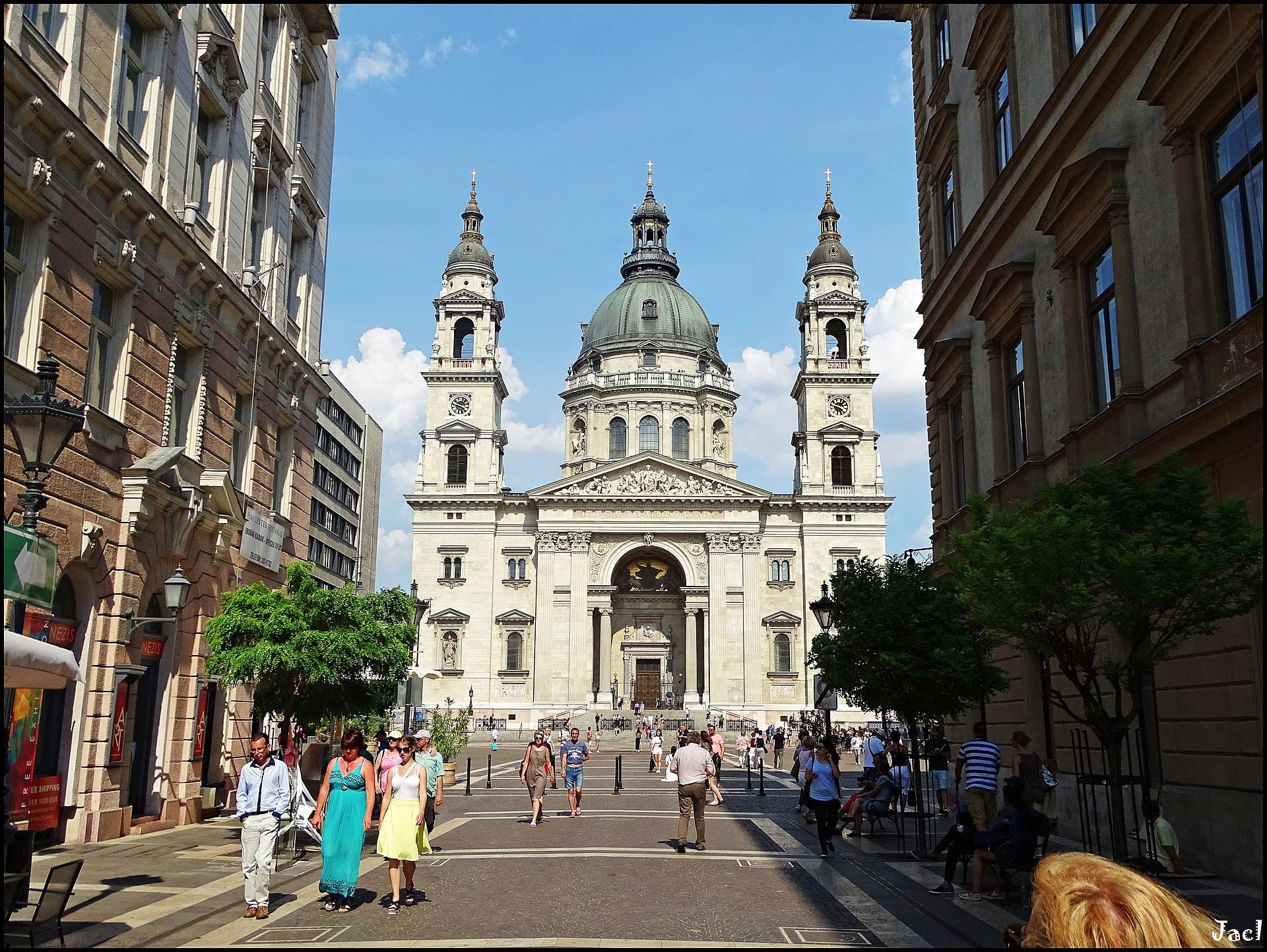 St. Stefans-basilikaen med kuppel og fasade i sentrum.