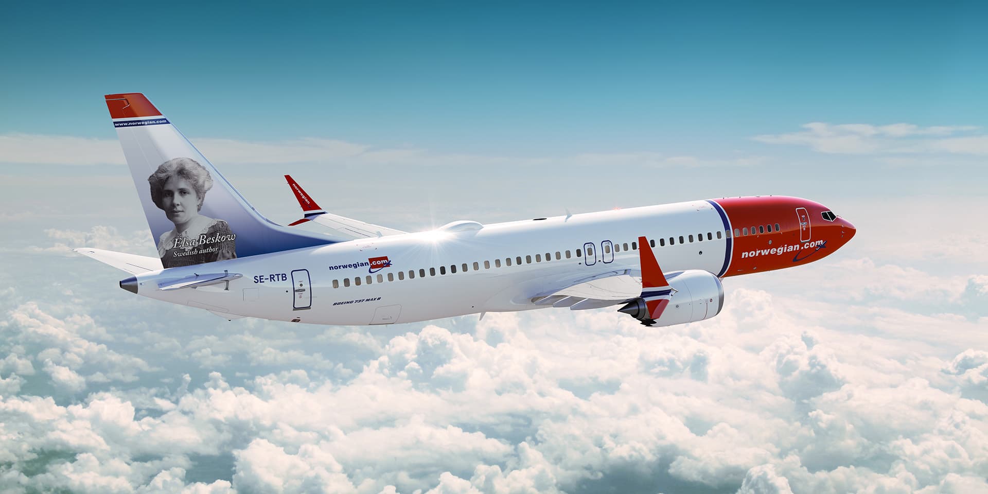 Norwegian Boeing 737 MAX ved terminal i dagslys, med Elsa Beskow-portrett på halen.