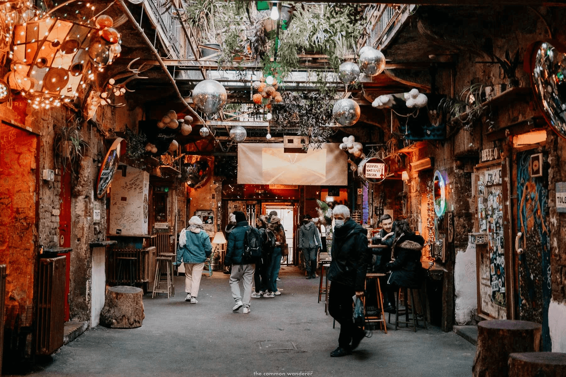 Interiør fra Szimpla Kert ruinkafé i Budapest med eklektisk innredning.