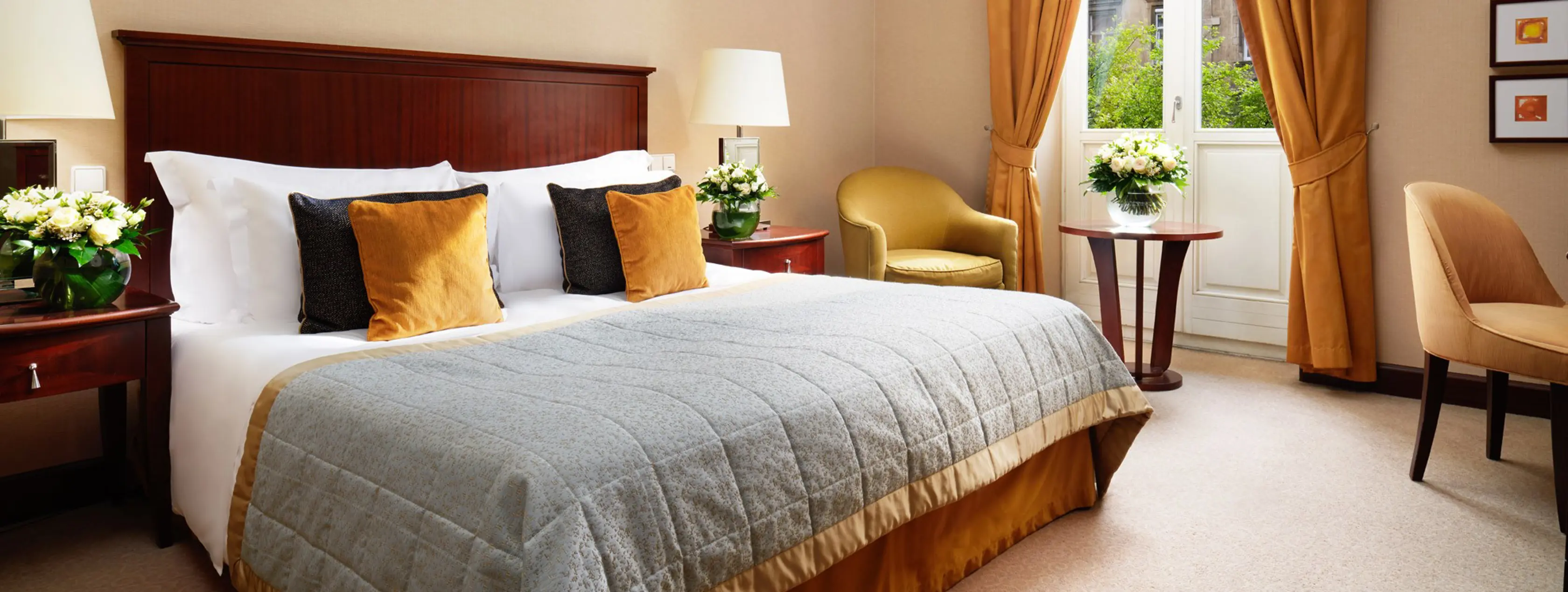 Deluxe suite på Corinthia Hotel Budapest med elegante møbler og klassisk interiør.