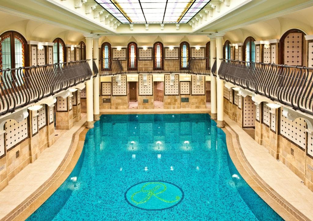 Royal Spa i Corinthia Budapest med basseng, balkonger og art deco-detaljer.